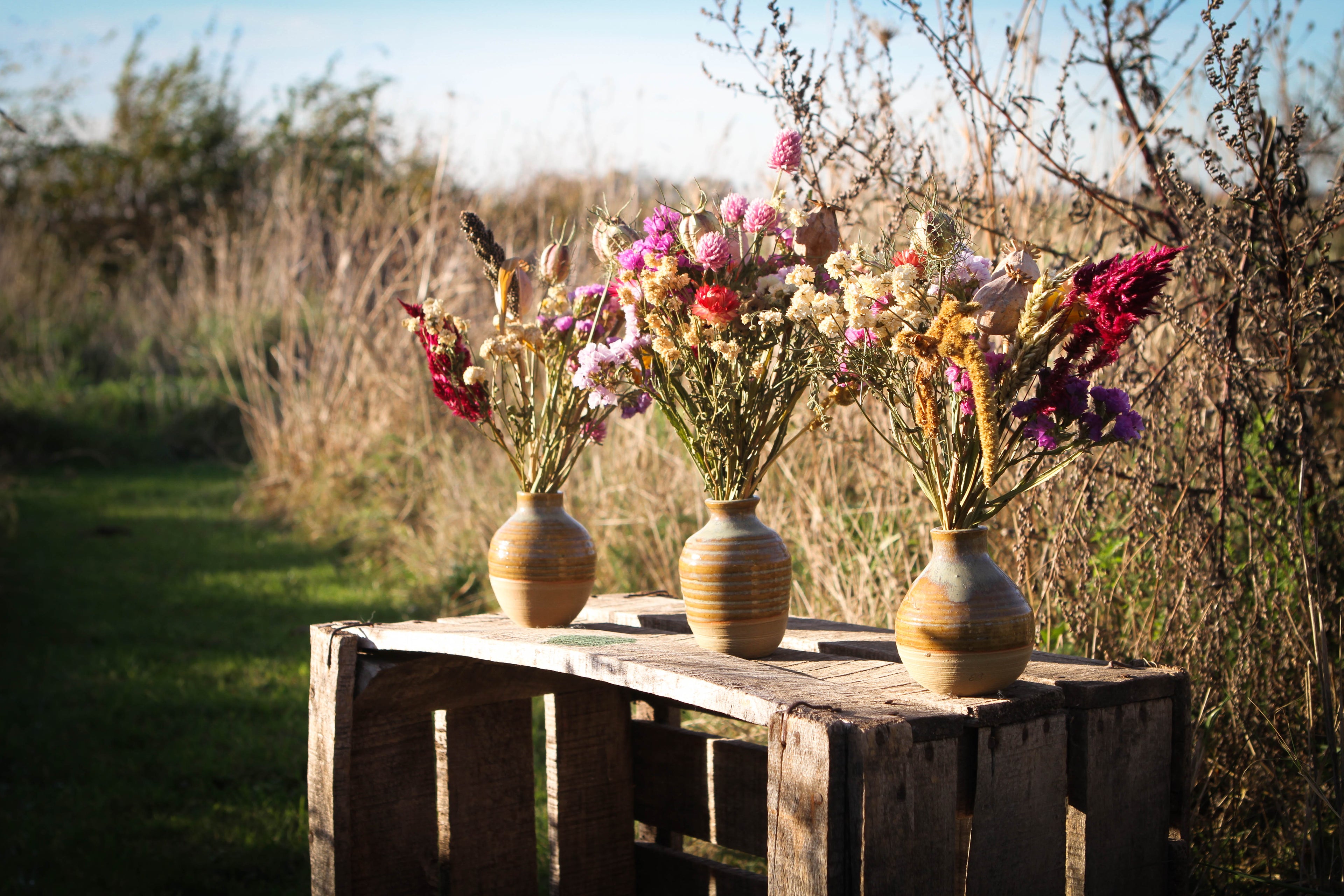 Vaasje met droogbloemen (EC Pottery)